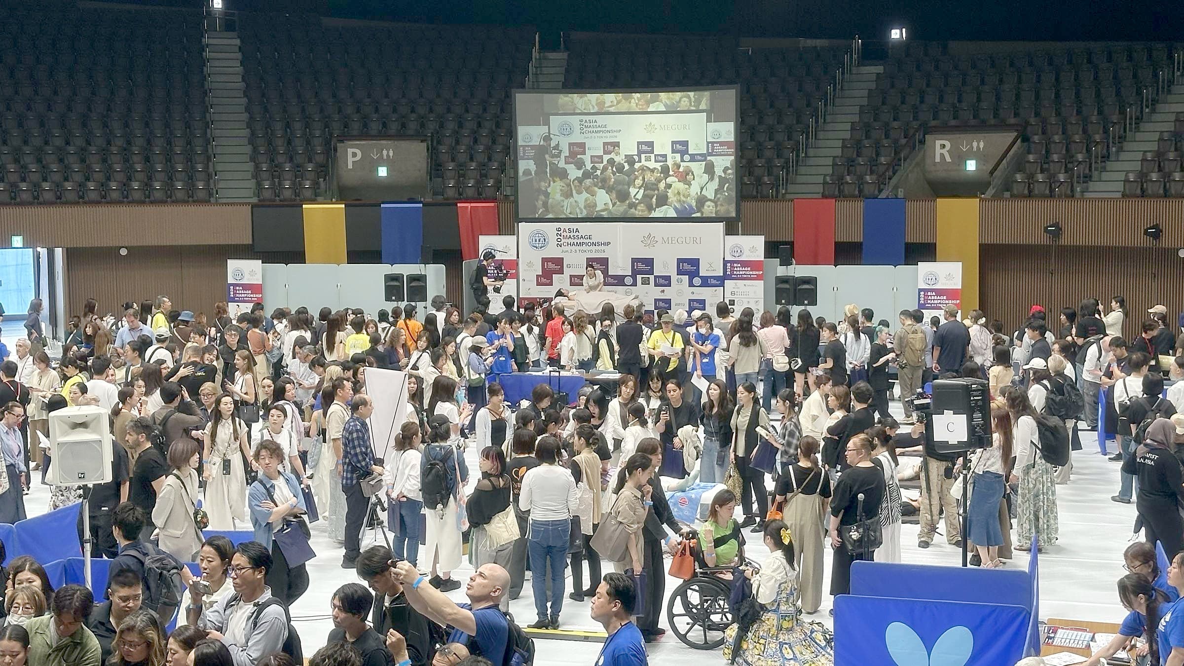 المسرح الرئيسي في AMC2026 والزوار المتجمعون في الصالة